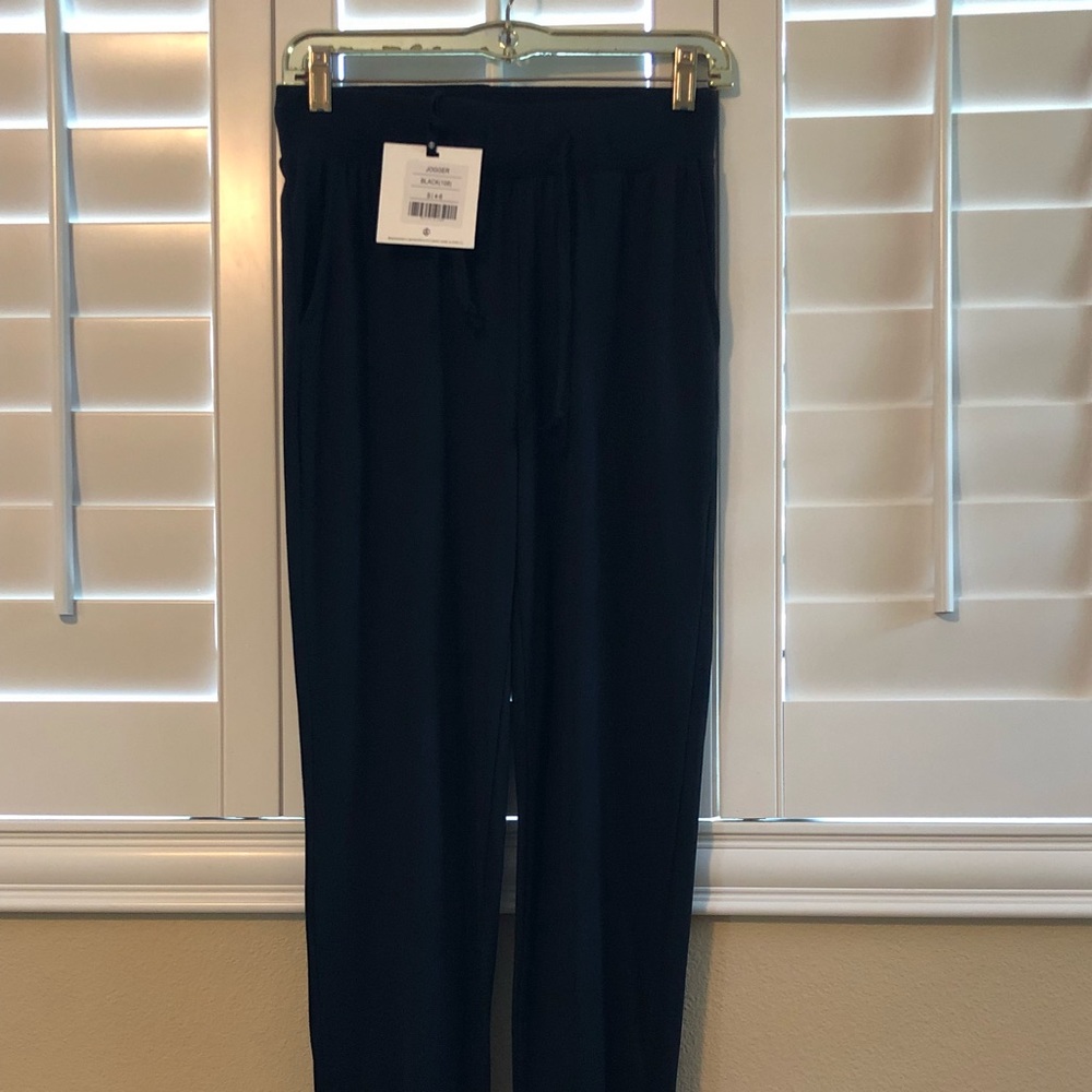 NWT Agnes and Dora Joggers in Black Sz. Small😍